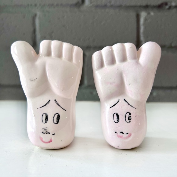 VINTAGE Quirky Feet & Toes Kicking Around in Iowa Salt & Pepper Shaker Set Pair - Picture 4 of 8